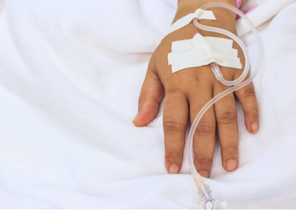 IV en la mano del niño