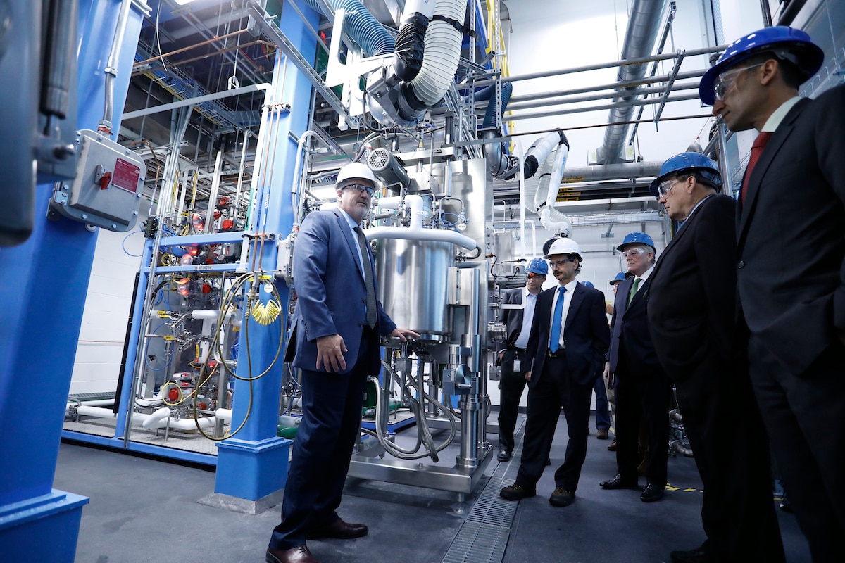visiteurs portant un casque de sécurité dans une usine de fabrication