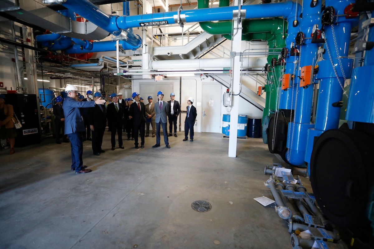 visiteurs portant un casque de sécurité dans une usine de fabrication