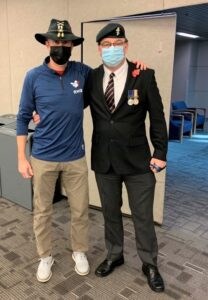 deux amis vétérans se serrent les coudes