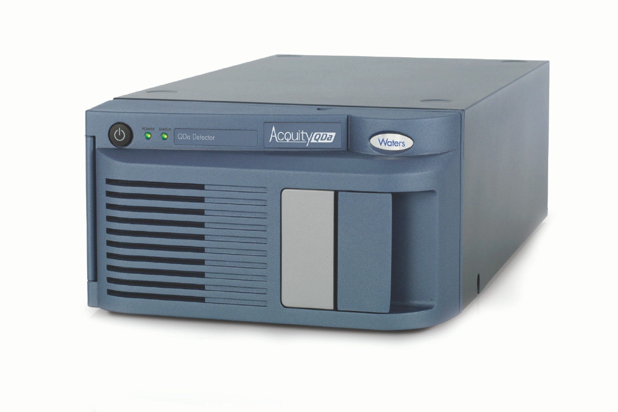 Mit nur 35,3 cm (13,9 Zoll) x 75,0 cm (29,5 Zoll) einschließlich integrierter Pumpe, also der gleichen Stellfläche wie ein Chromatographieturm, passt der ACQUITY QDa Massendetektor problemlos in die meisten Laborräume.