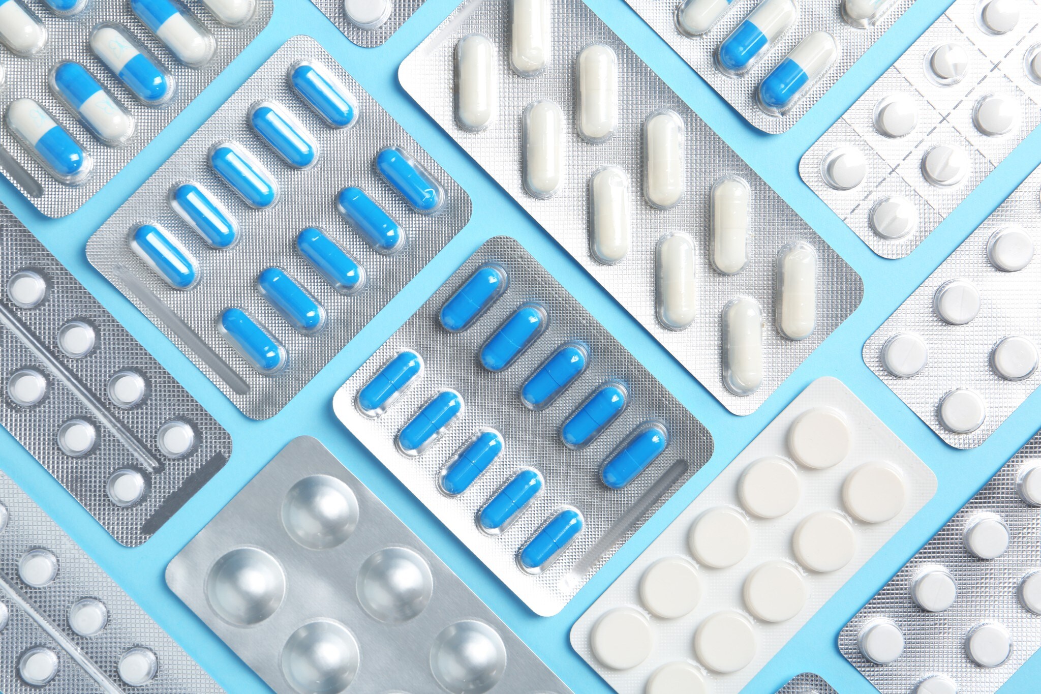 Weiße und blaue Tabletten in Blisterverpackungen