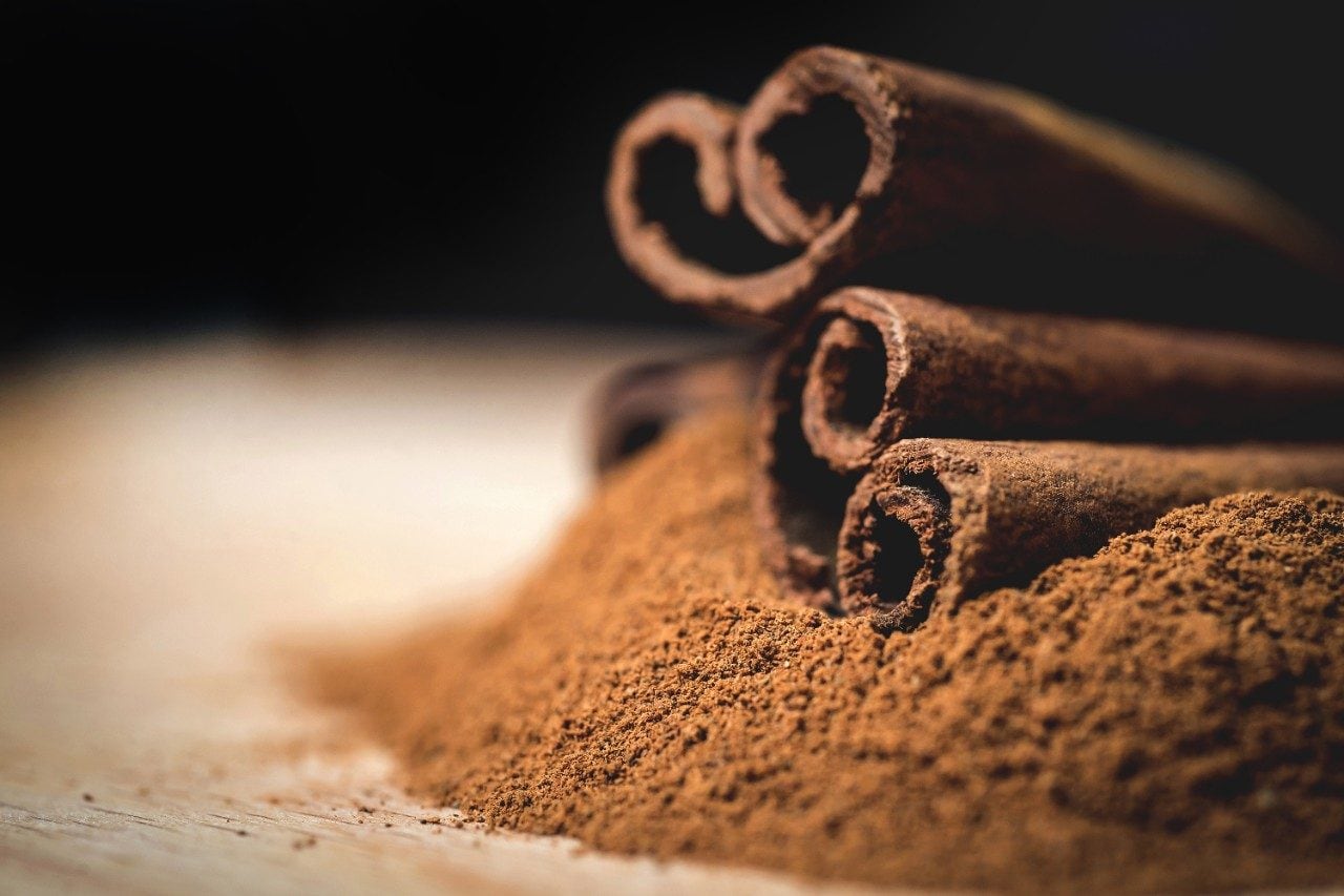 Cinnamon sticks with cinnamon powder