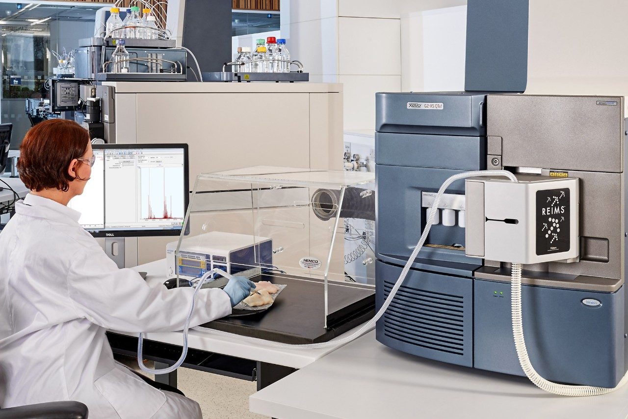 REIMS researcher with iKnife