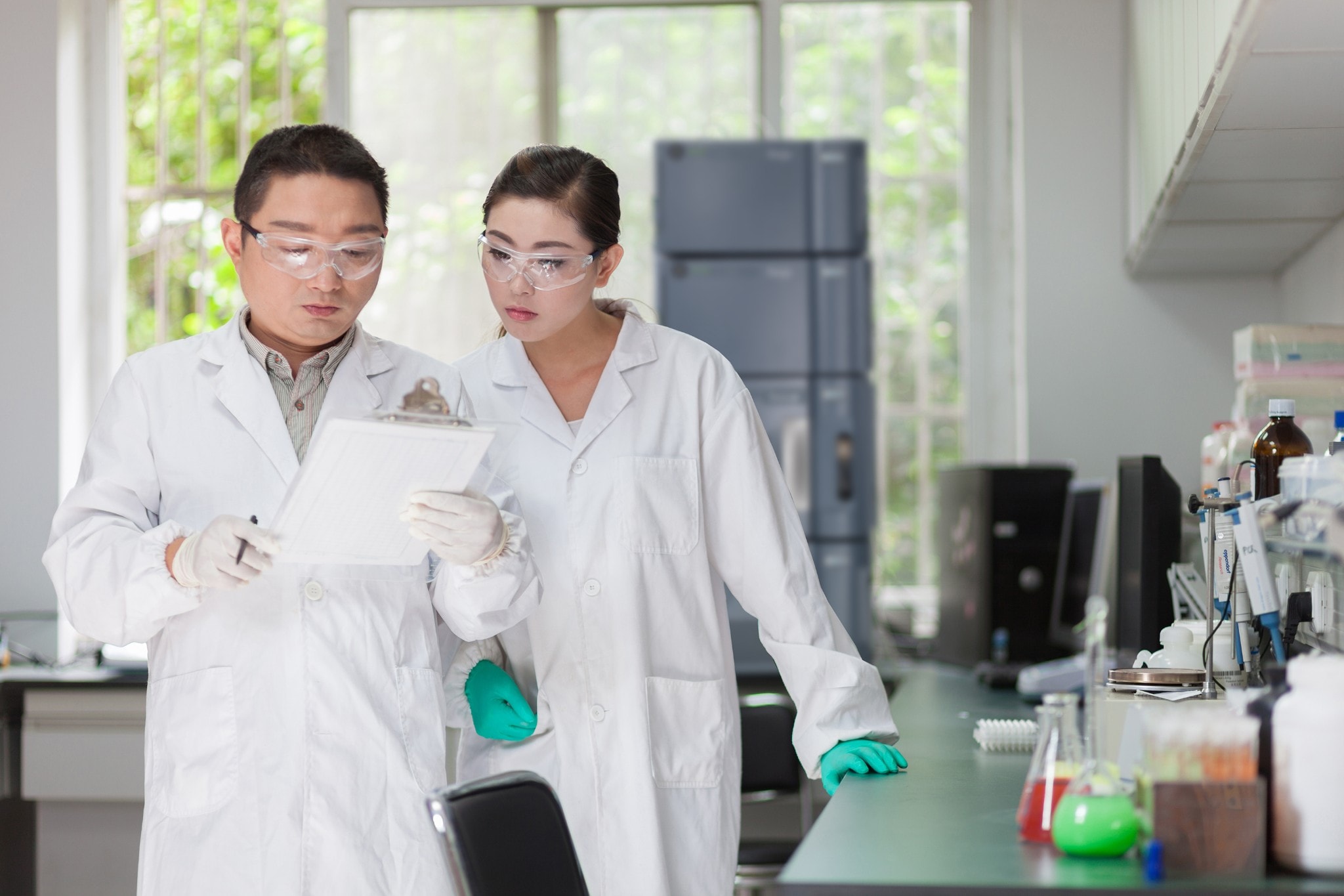 Dos científicos trabajando en el laboratorio revisando datos
