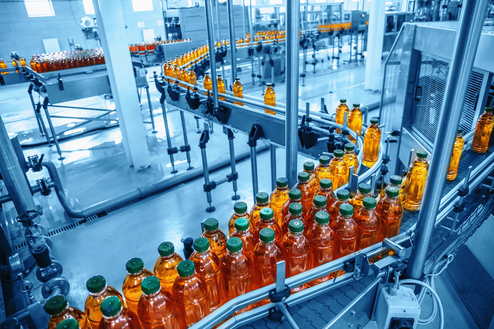 Tapis roulant, jus en bouteilles dans une usine de boissons ou à l’intérieur d’une usine