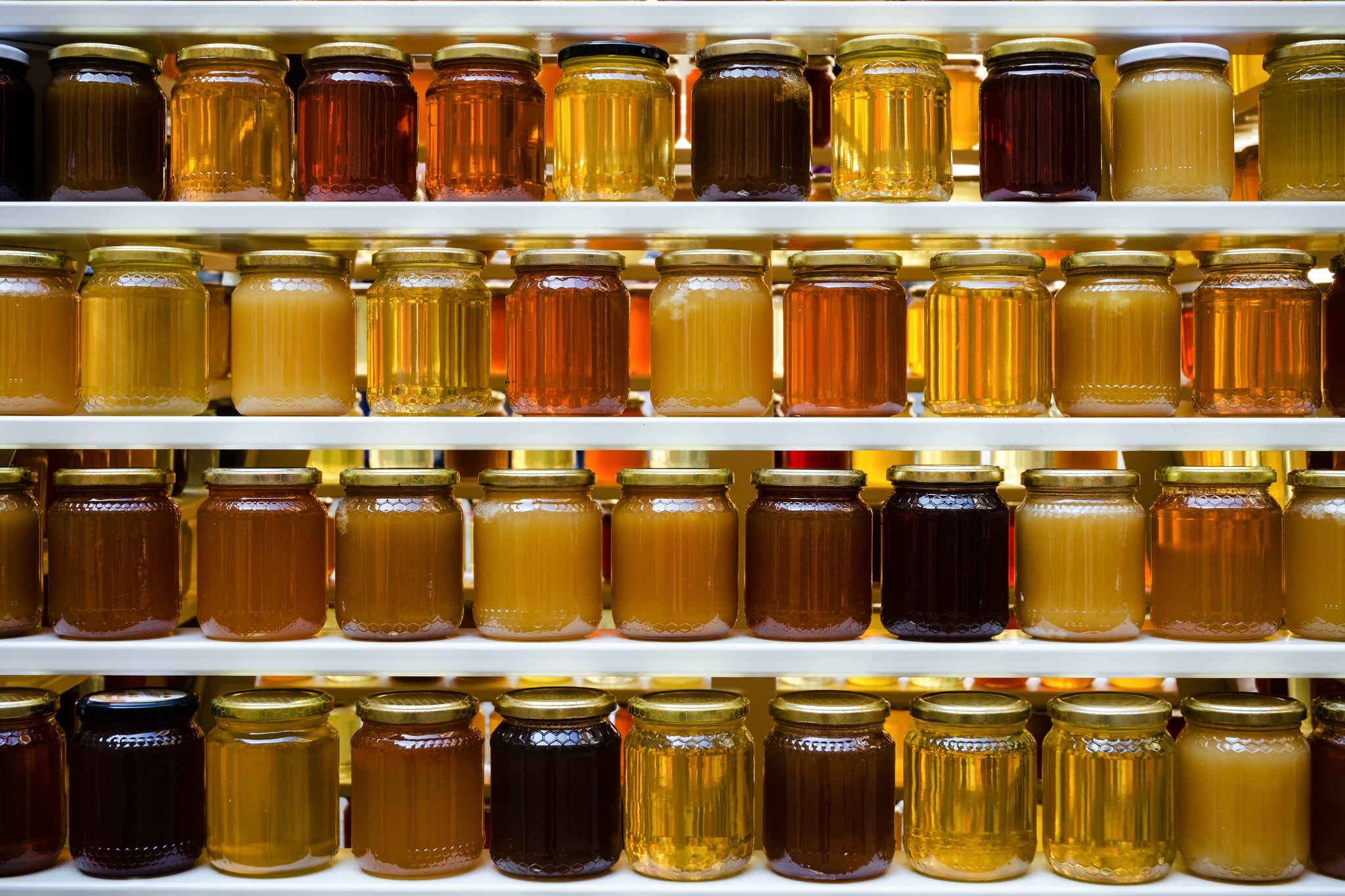 Pots de miel sur une étagère