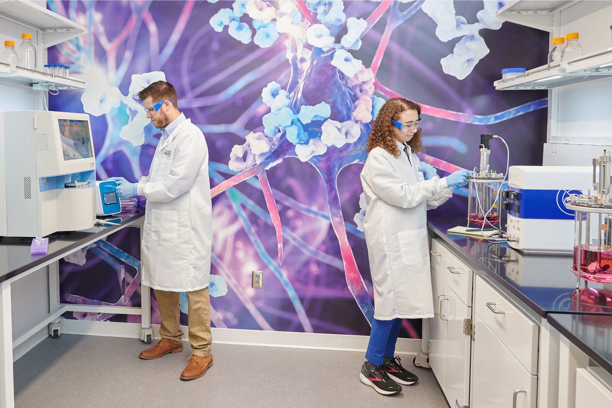 Due scienziati nel laboratorio Immerse Delaware con background scientifico viola