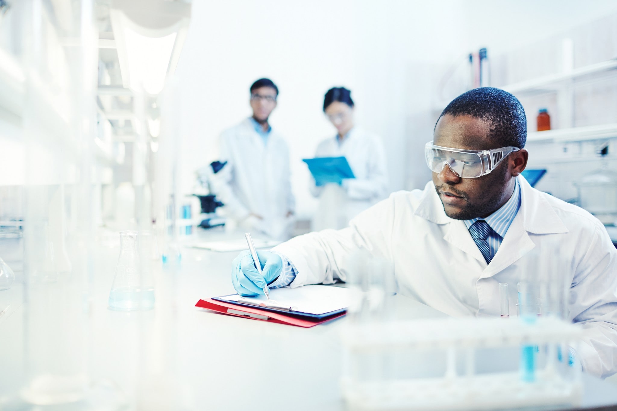Ricercatore che sta prendendo appunti in laboratorio