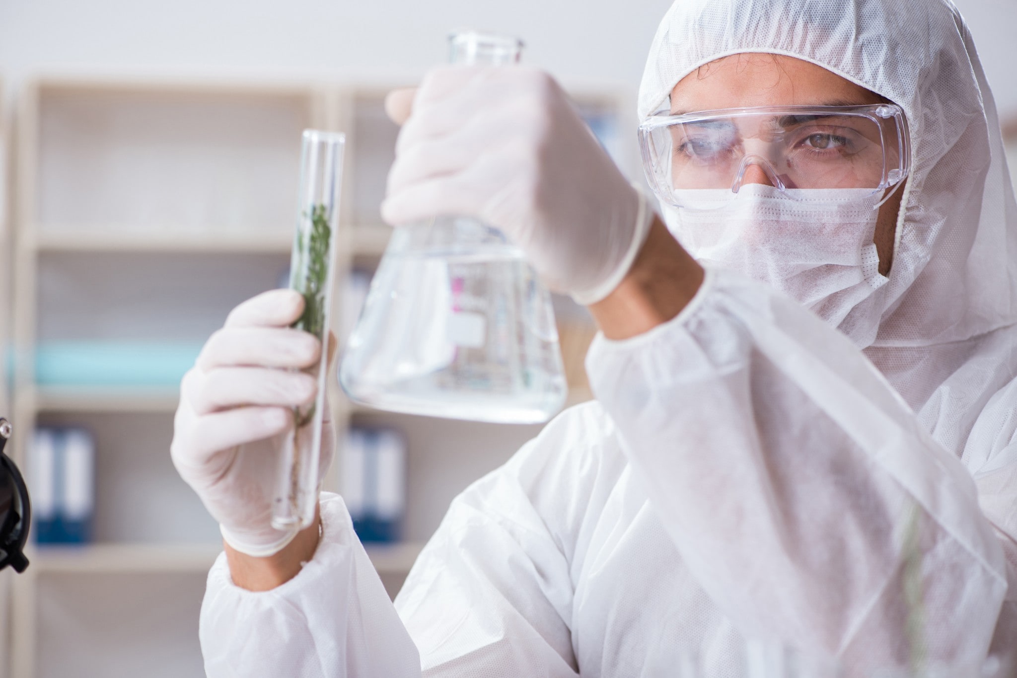 Chimico di biotecnologia che lavora in laboratorio