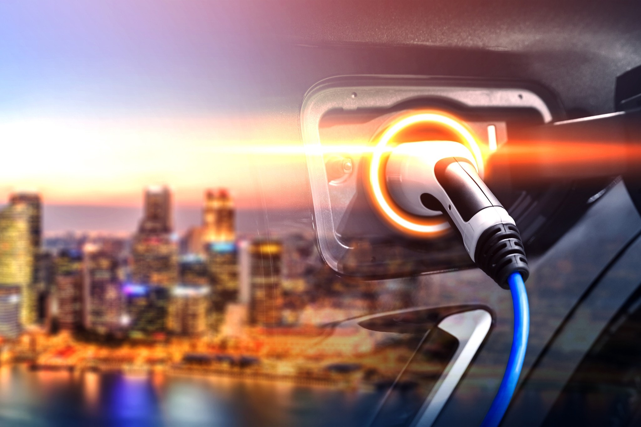 Stazione di ricarica EV per auto elettriche nel concetto dell’energia verde e dell’energia ecologica prodotte da una fonte sostenibile da fornire alla stazione di ricarica al fine di ridurre le emissioni di CO2.