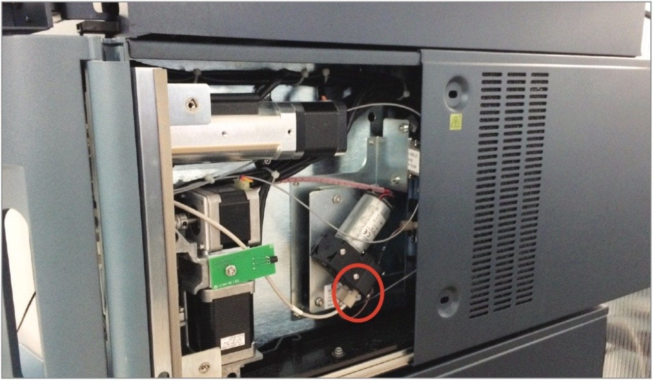 拆下侧面板以取出样品管理器清洗管路（接头已用红色圈出）。
